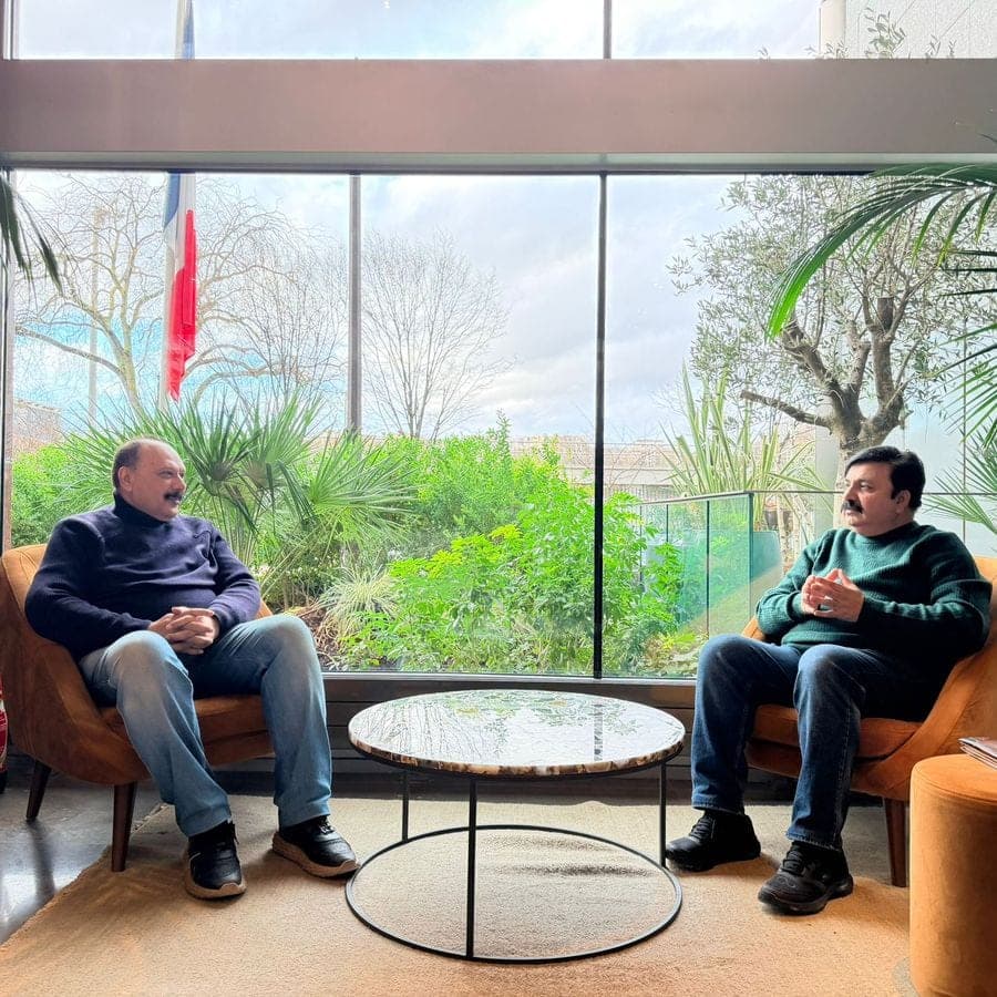 Two business leaders in conversation in a lounge